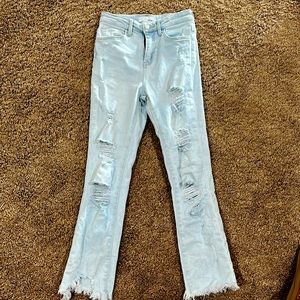 Great condition! Nice distressing! Cute bottom cuts…. Little stretch!